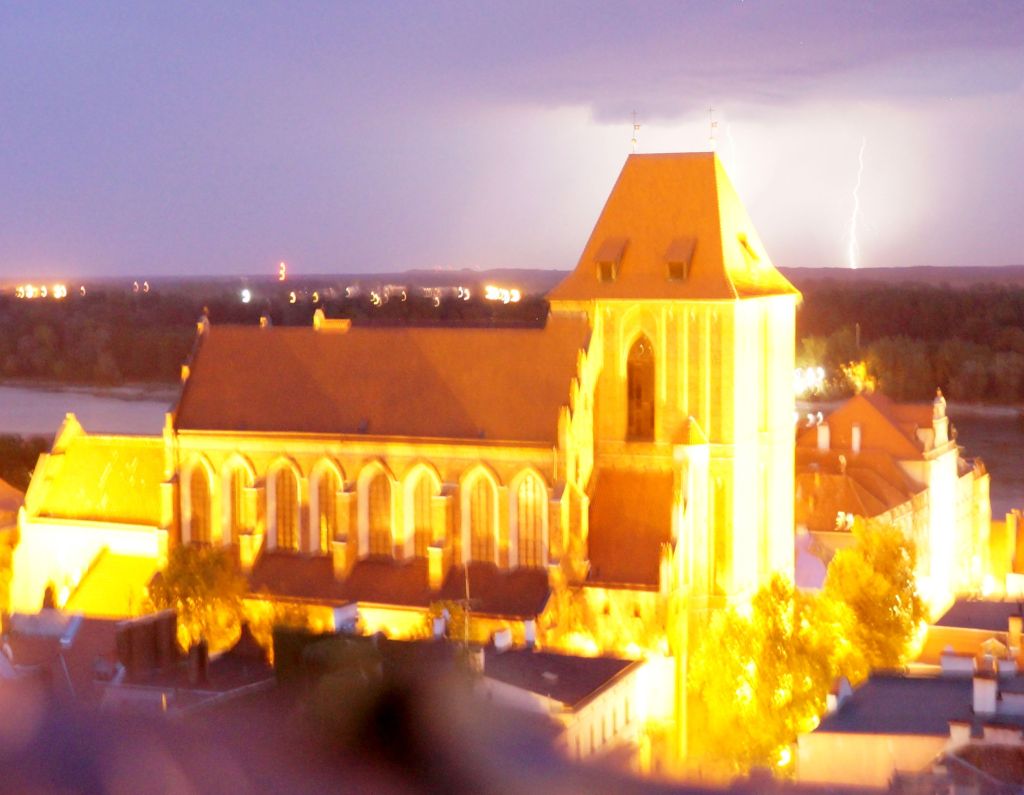 Burza nad toruńską star&oacute;wką katedra Jan&oacute;w