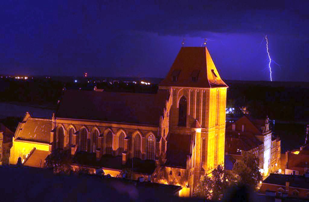 Burza nad toruńską star&oacute;wką - katedra Jan&oacute;w
